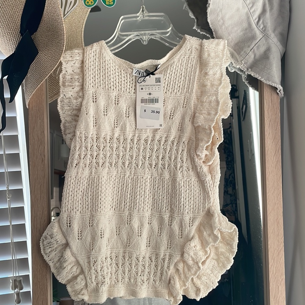 Zara top never worn Medium